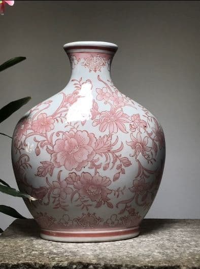 青花磁 赤牡丹紋扁口花瓶。芸品 美術品 置物 コレクション品 中国花瓶 景徳鎮