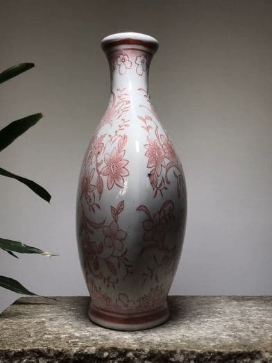 青花磁 赤牡丹紋扁口花瓶。芸品 美術品 置物 コレクション品 中国花瓶 景徳鎮