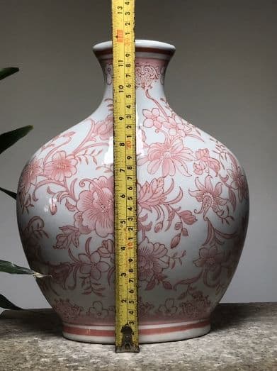 青花磁 赤牡丹紋扁口花瓶。芸品 美術品 置物 コレクション品 中国花瓶 景徳鎮
