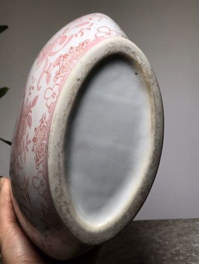 青花磁 赤牡丹紋扁口花瓶。芸品 美術品 置物 コレクション品 中国花瓶 景徳鎮