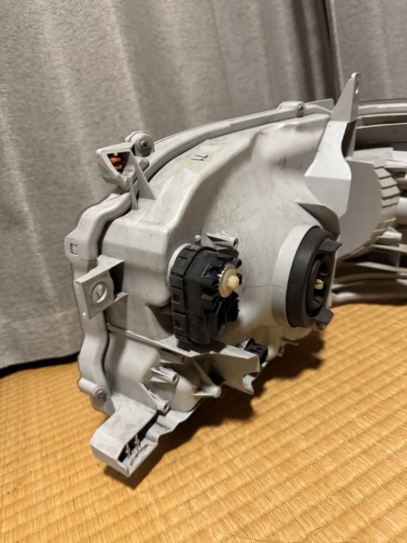 ハイエースバン　4型以降　純正ヘッドライトユニット左右　ハロゲンタイプ　送料込み