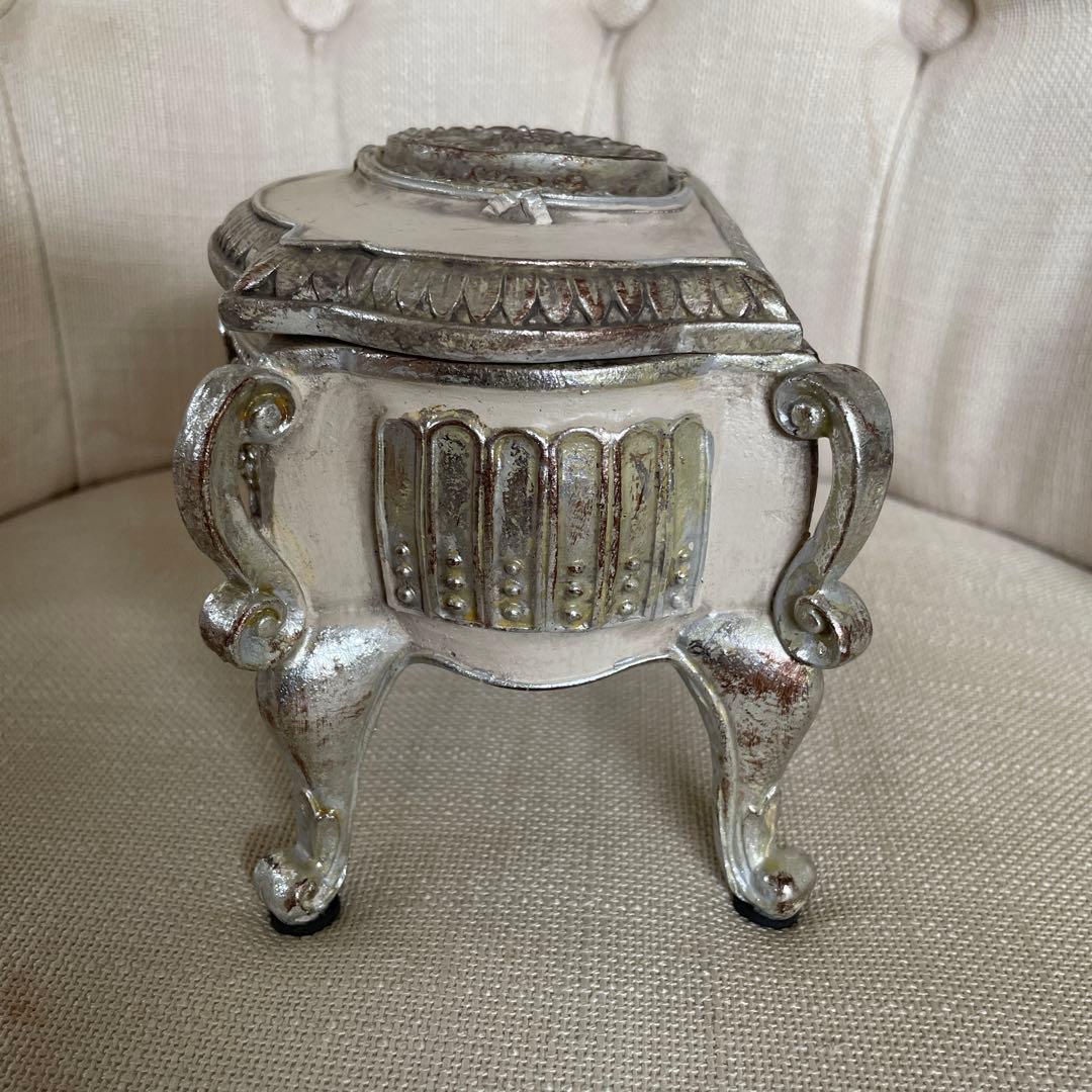 少し古い小物入れ