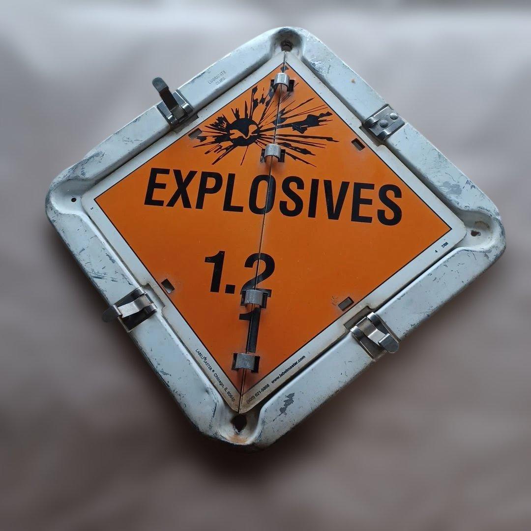BLASTING AGENTS 警告表示看板