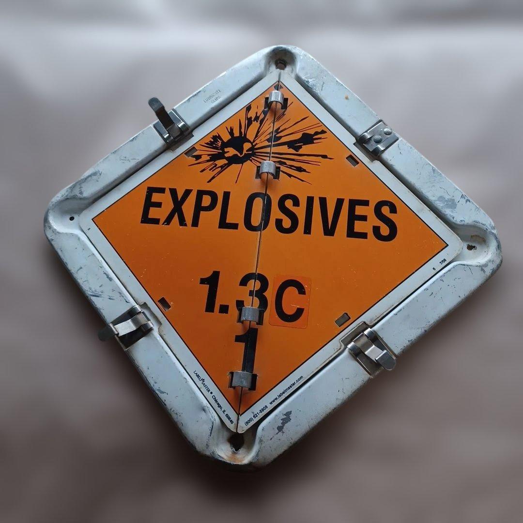 BLASTING AGENTS 警告表示看板