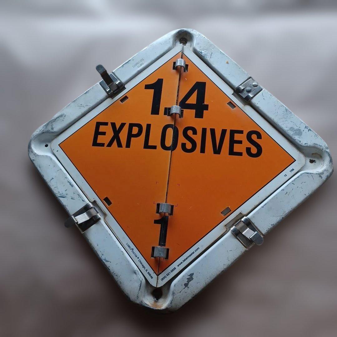BLASTING AGENTS 警告表示看板