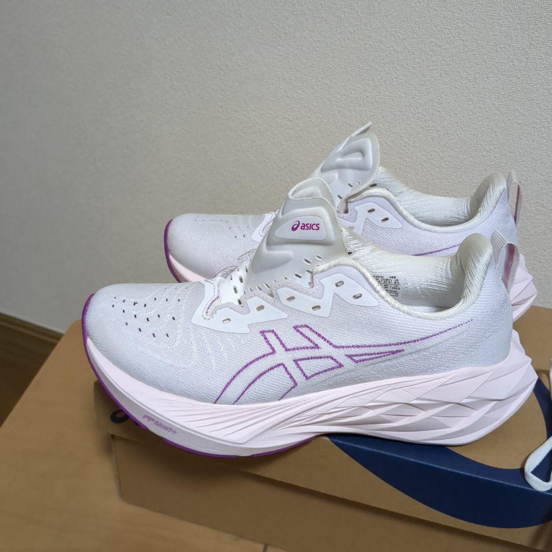 ASICS　NOVABLAST4★ランニングシューズ★レディース★23.5