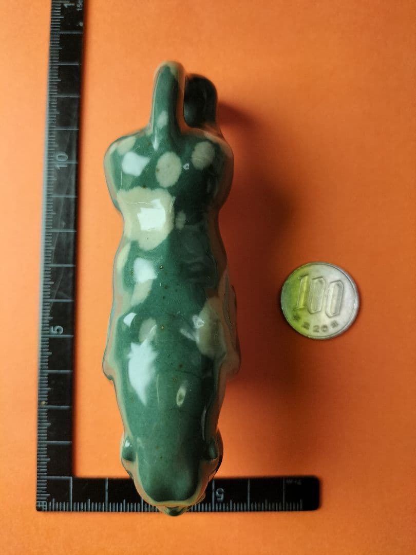 津軽錦石(つがるにしきいし)の ひょう の置物です。工芸品