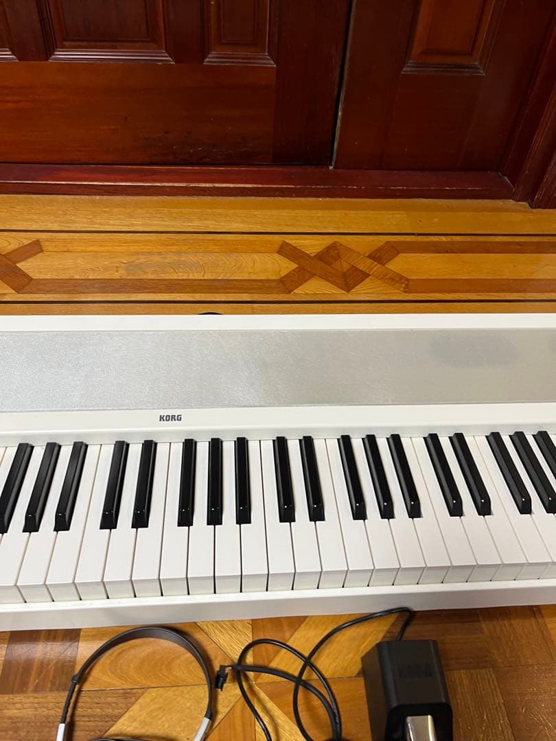 KORG 電子ピアノ B1 ホワイト 88鍵盤 ヘッドホン ペダルつき