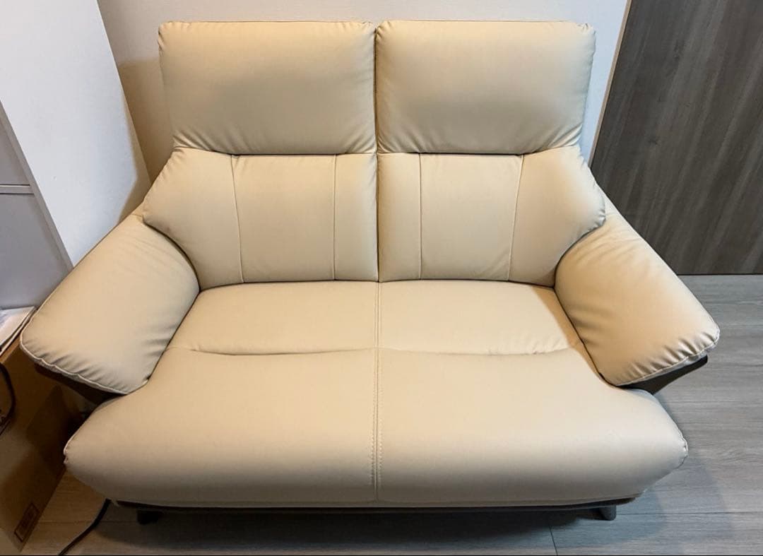 【超美品・送料込】合成皮革 2人掛けソファ(ベージュ)