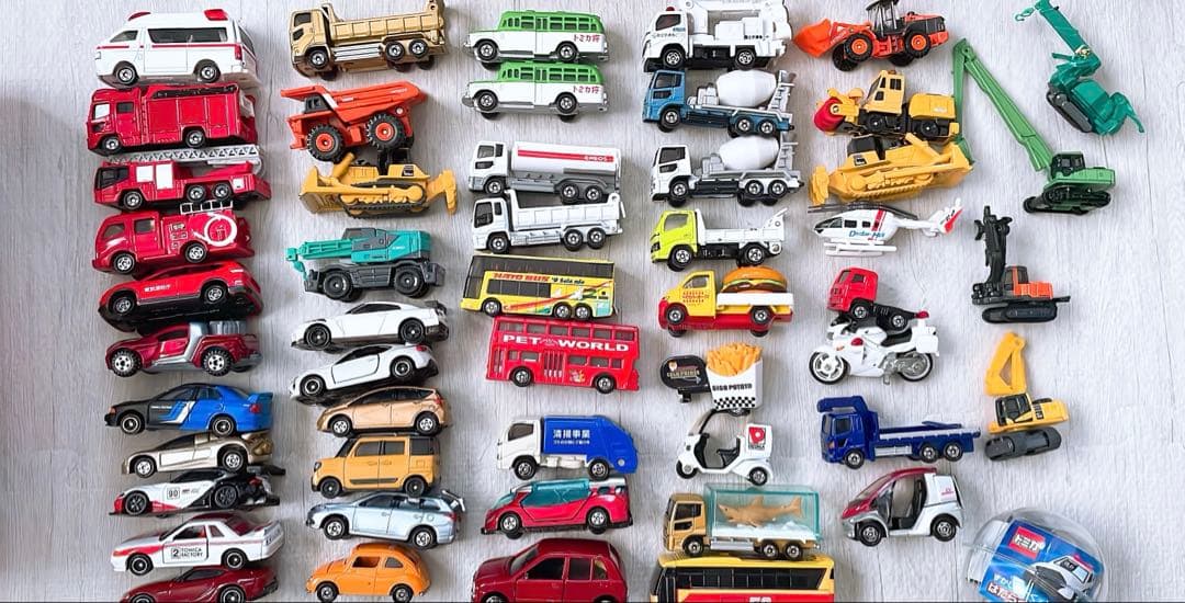 まとめ売り　トミカミニカー50台とレールセット　おまけ付き　収納BOX かるた