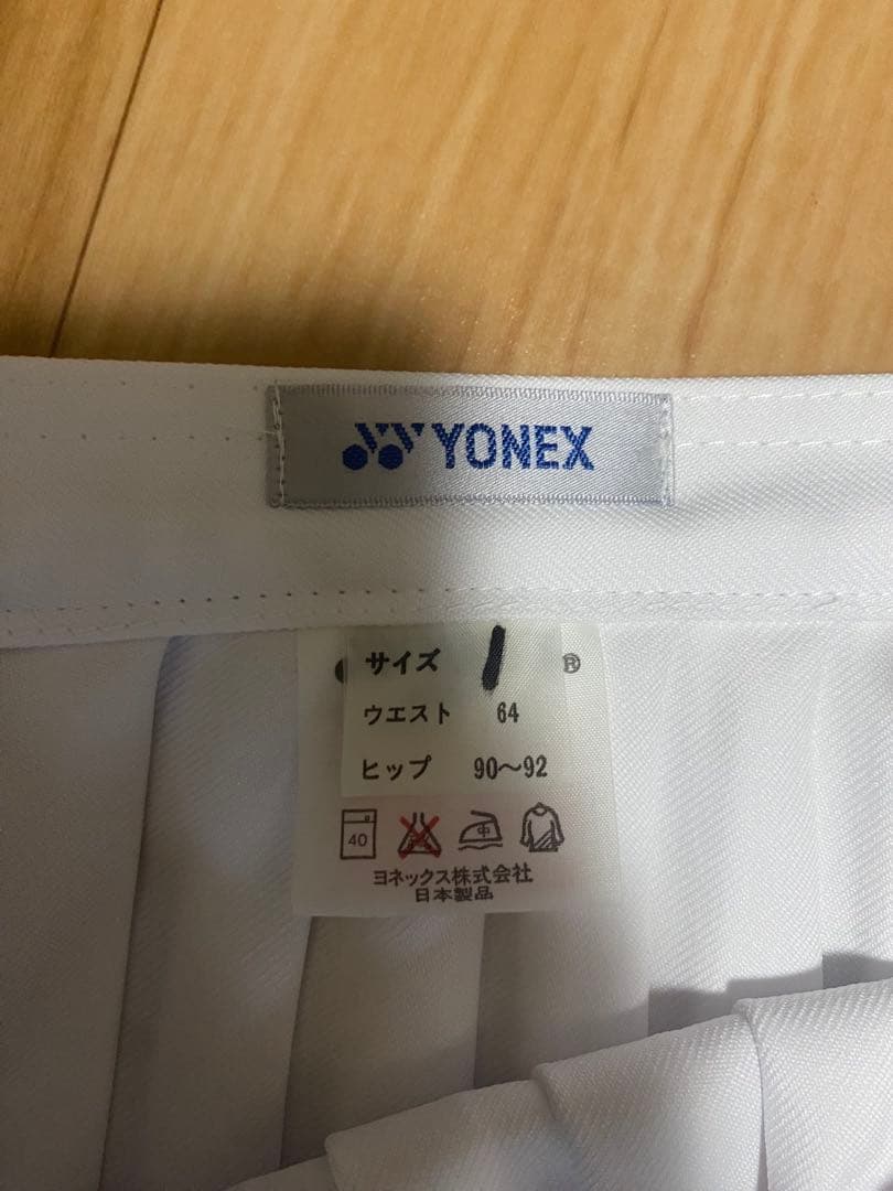 YONEX ホワイト プリーツスカート ウエスト64 旧ロゴ　ホツレ少し