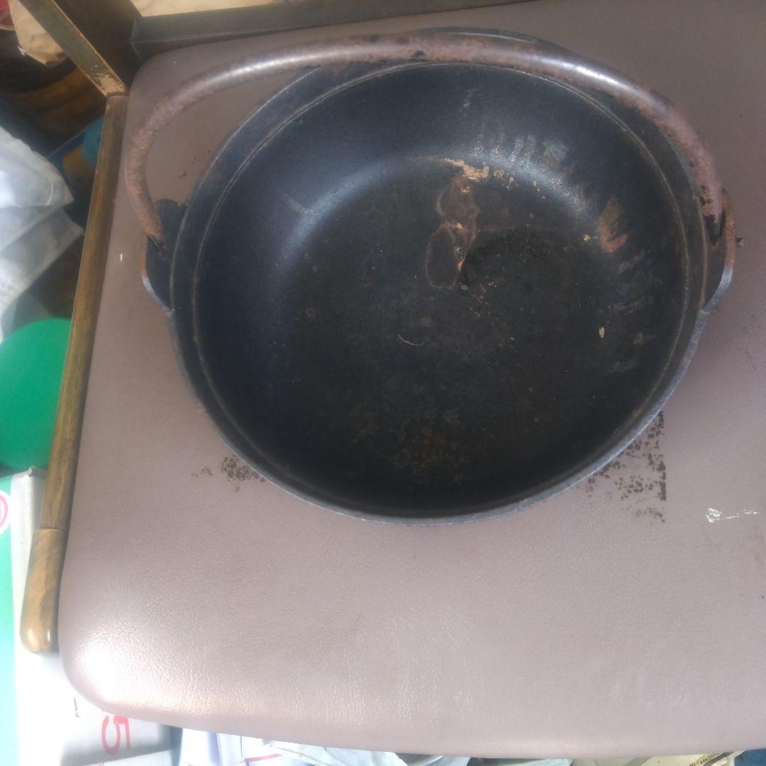 黒い金属製鍋 シングルハンドル