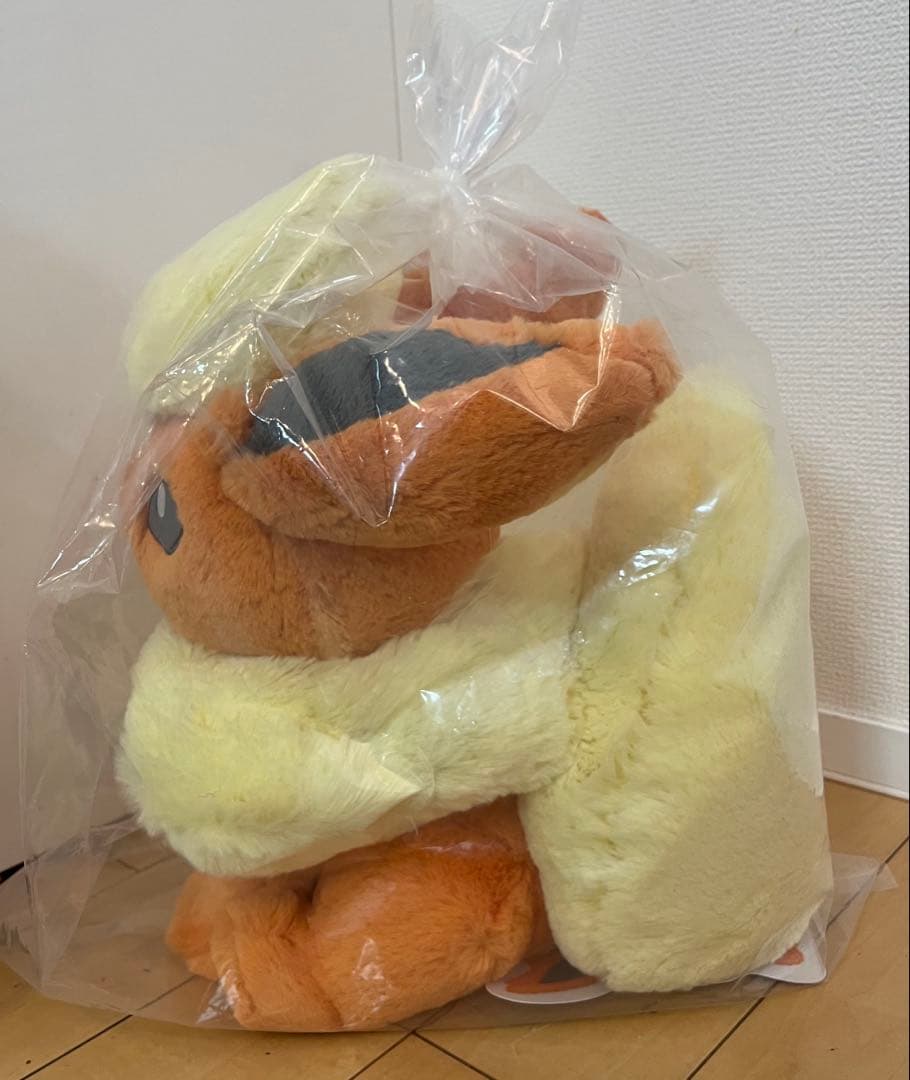 【新品タグ付き】ポケモンセンター　ふわふわ抱きぬいぐるみ　ブースター