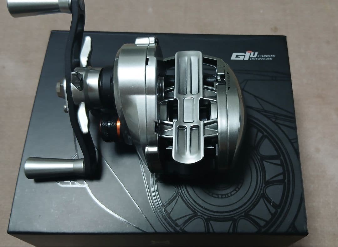 G.I.U. CARBON OVERTURN ベイトリール