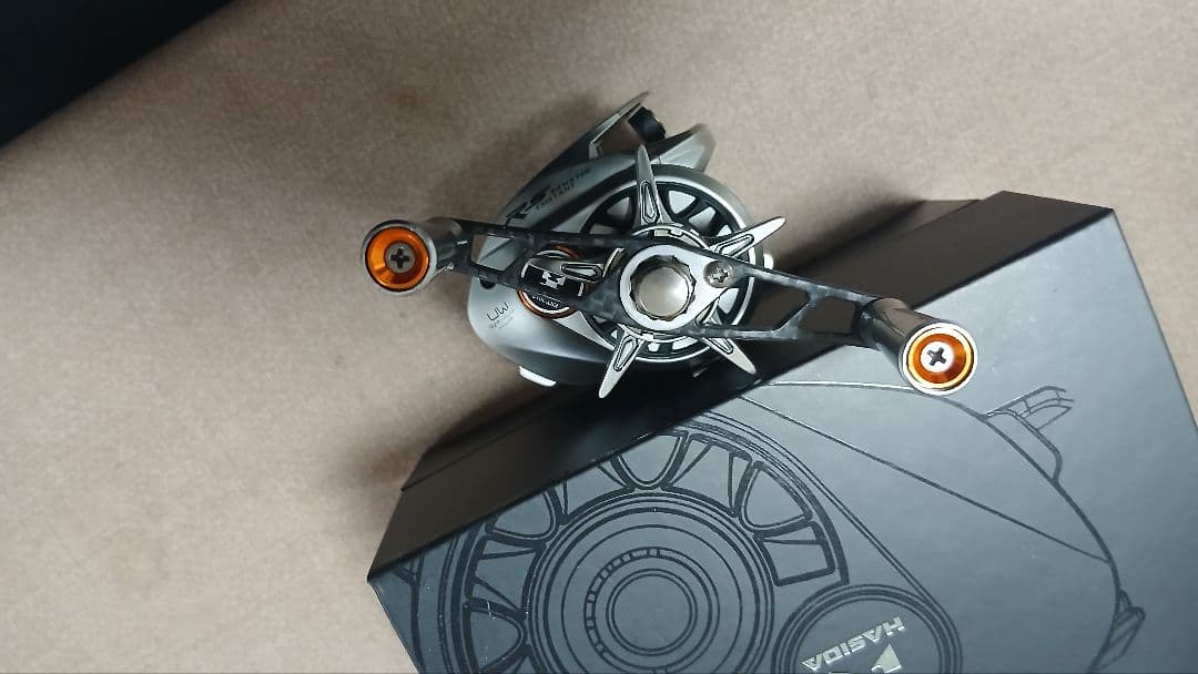 G.I.U. CARBON OVERTURN ベイトリール