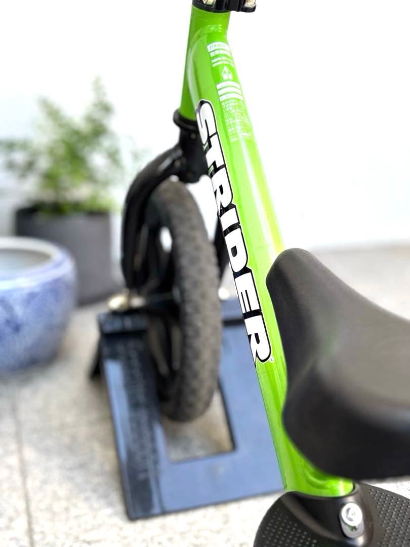 ♦︎2台セット販売♦︎ ストライダー12スポーツ グリーンとブラック ♦︎車輪立て付き