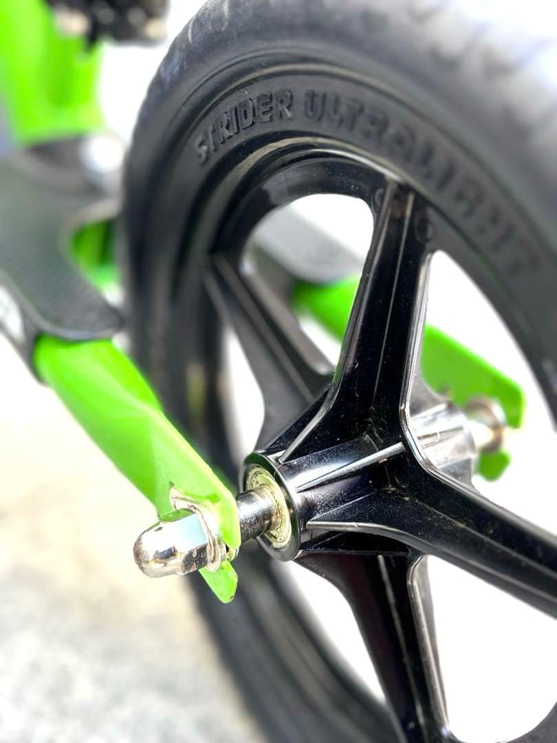 ♦︎2台セット販売♦︎ ストライダー12スポーツ グリーンとブラック ♦︎車輪立て付き