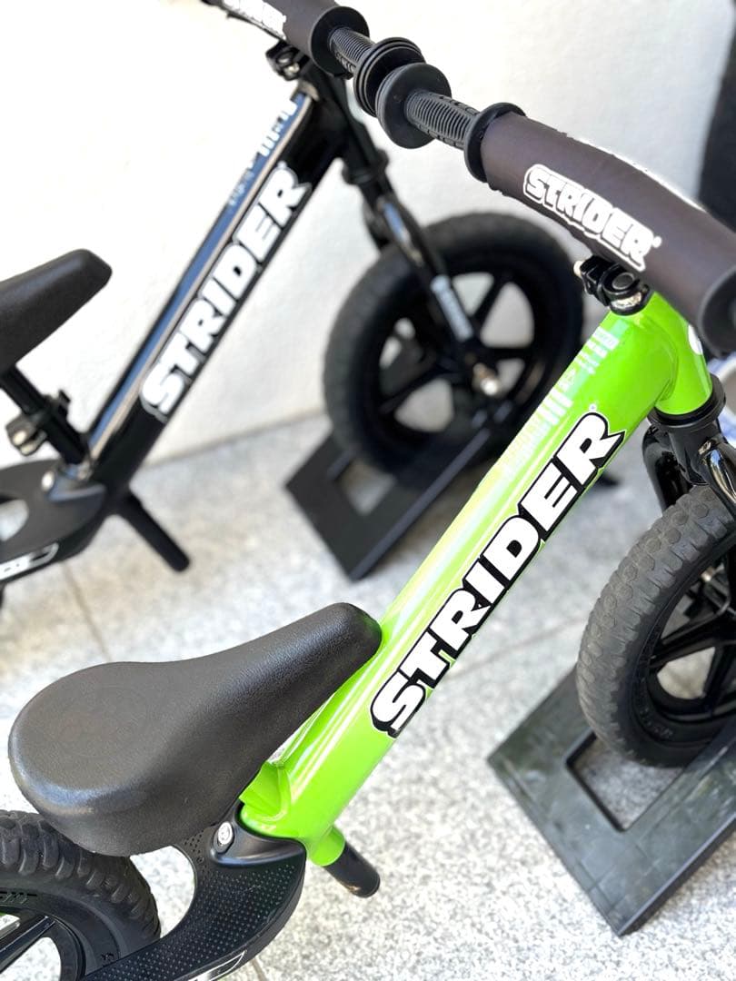 ♦︎2台セット販売♦︎ ストライダー12スポーツ グリーンとブラック ♦︎車輪立て付き