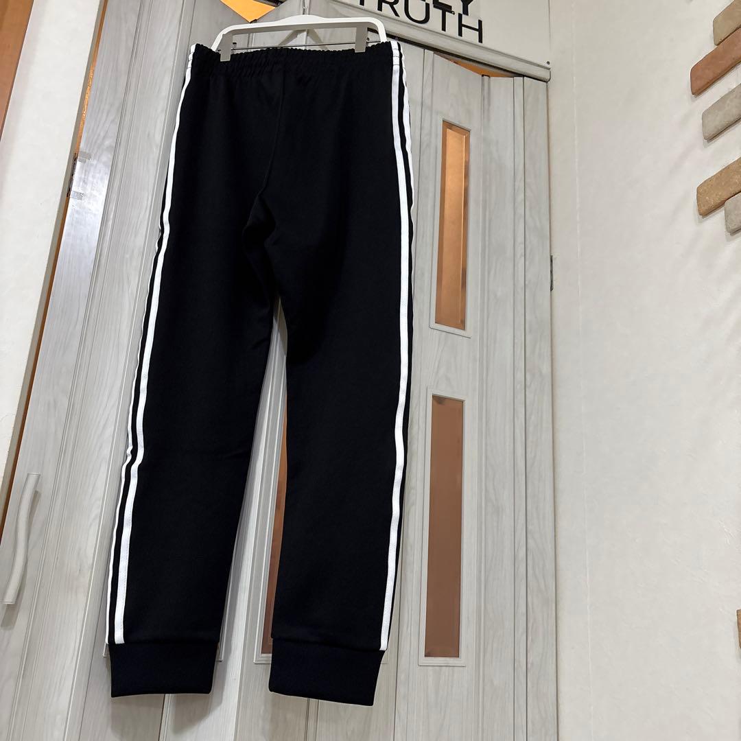 adidas ブラック ジャージパンツ