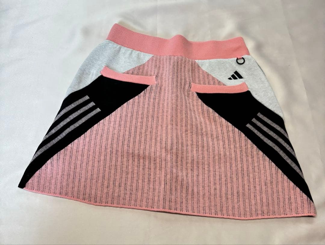 新品adidasゴルフスリーライン入りポロシャツ　アーカイブグラフィックスカート