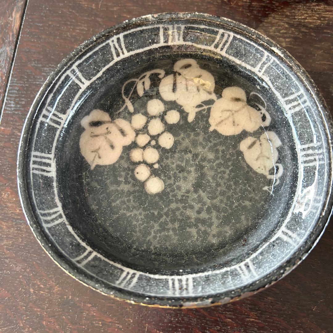 お値下げ　美濃焼　玉山窯　鼠志野　白抜き葡萄文　三つ足鉢　向付　湯呑み　三点組