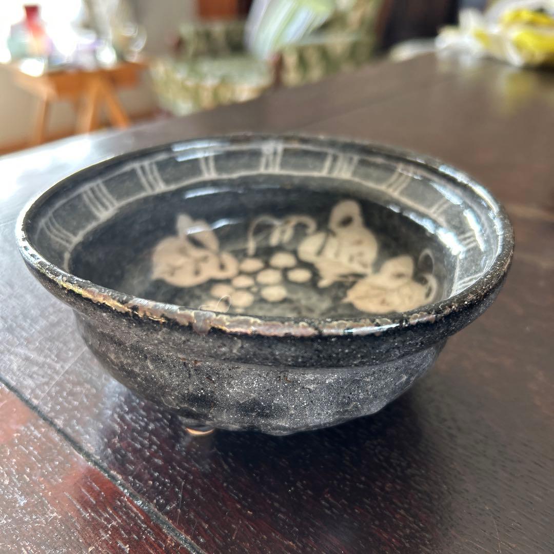 お値下げ　美濃焼　玉山窯　鼠志野　白抜き葡萄文　三つ足鉢　向付　湯呑み　三点組
