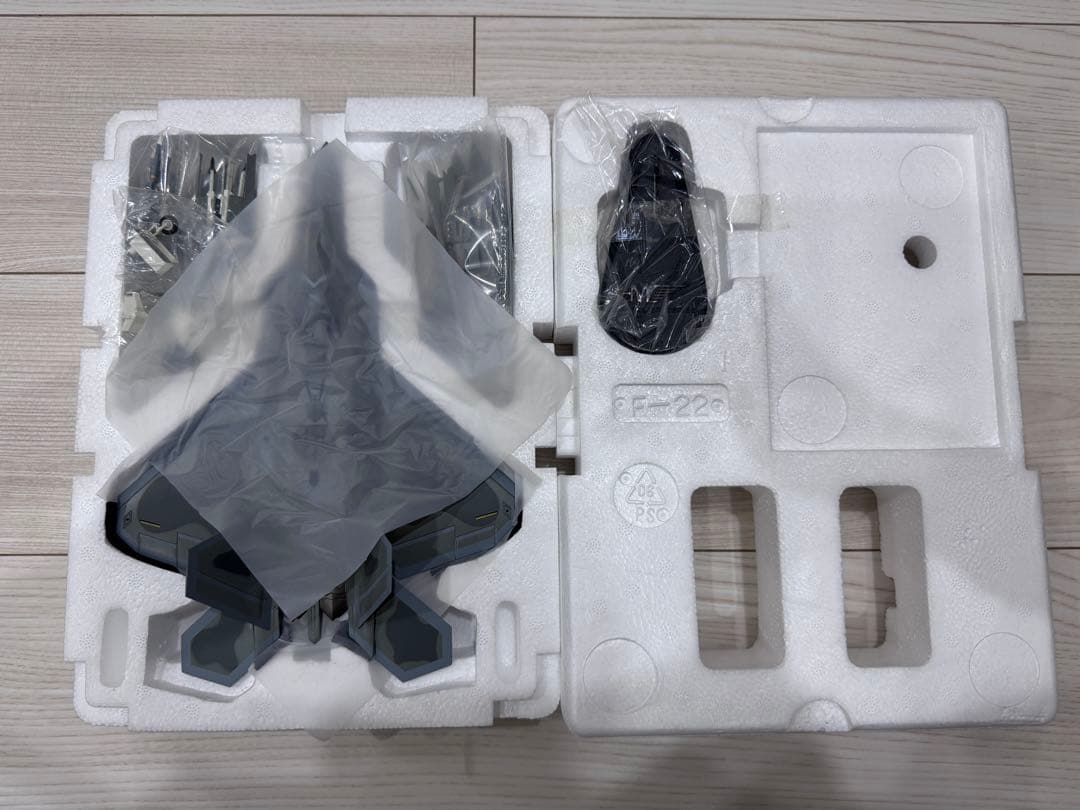 【新品未使用】アメリカ空軍 F-22戦闘機 ラプター 1/72