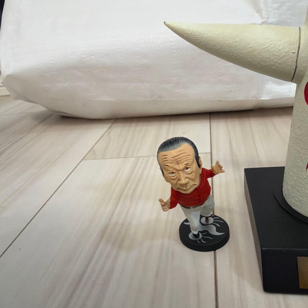 1/350スケール太陽の塔　岡本太郎フィギュア