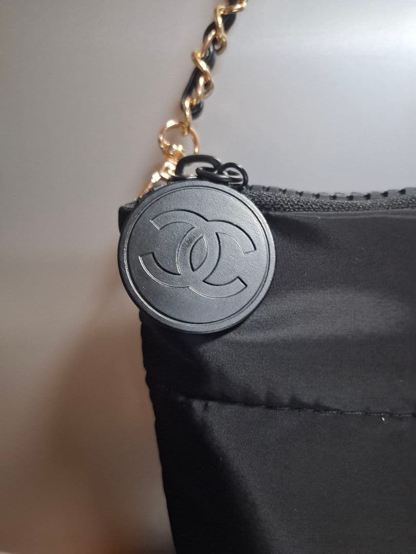 CHANEL 　ブラック ポーチ　クラッチバッグ　ノベルティ　斜め掛け