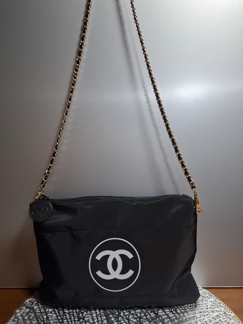 CHANEL 　ブラック ポーチ　クラッチバッグ　ノベルティ　斜め掛け