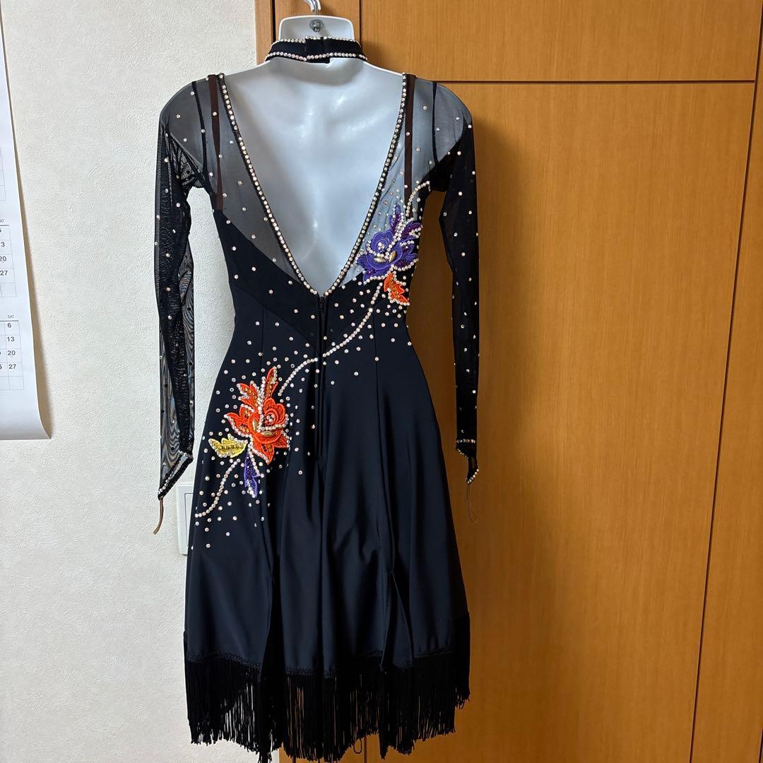 黒、良い生地で華やかなスパンコールが付いているラテン、モダン兼用ドレス。Mサイズ