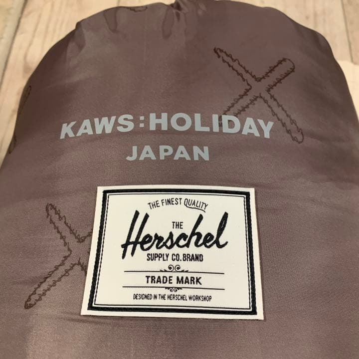 kaws holiday japan herschel 寝袋　トート