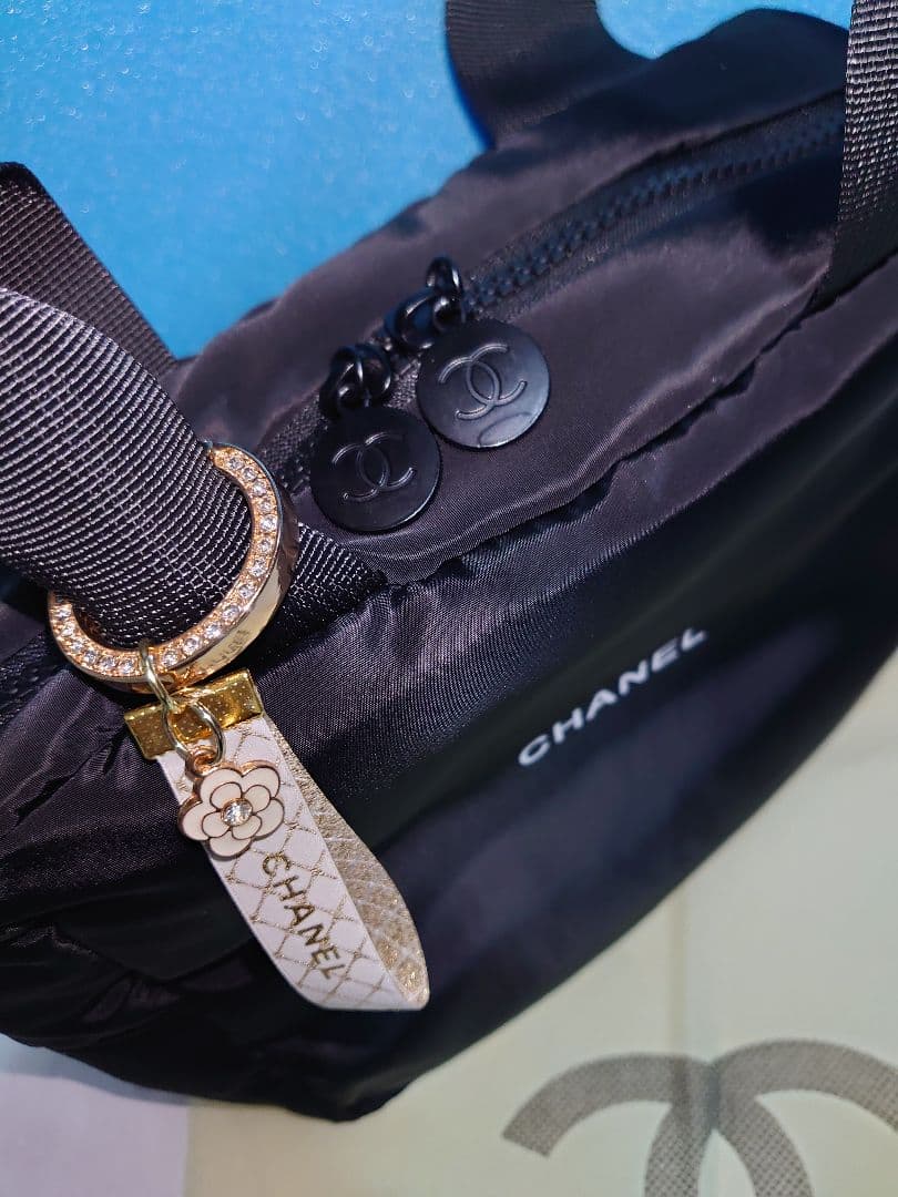 CHANEL　ノベルティ　ジッパー可愛いココマーク ブラックバック　チャーム付