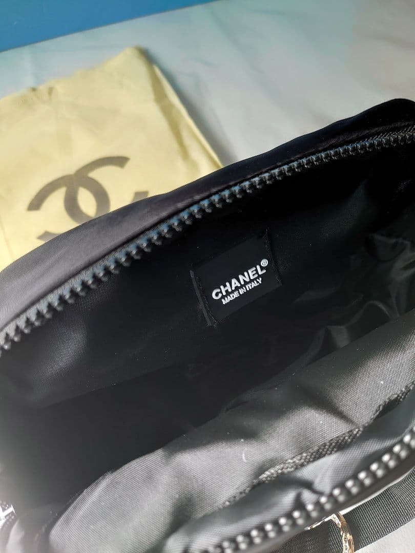 CHANEL　ノベルティ　ジッパー可愛いココマーク ブラックバック　チャーム付