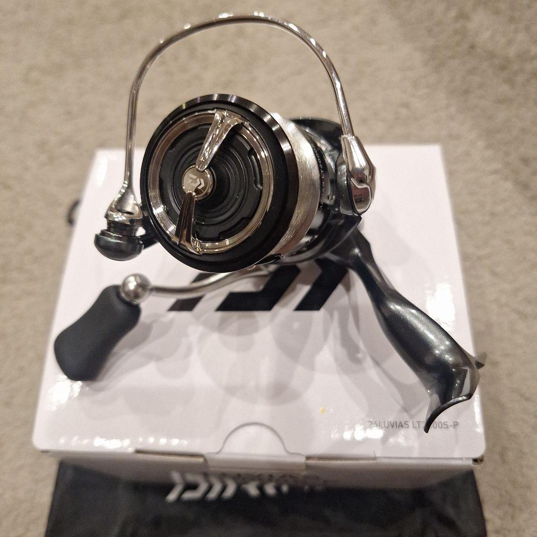 美品　24 LUVIAS LT2000S-P スピニングリール　使用2回です。