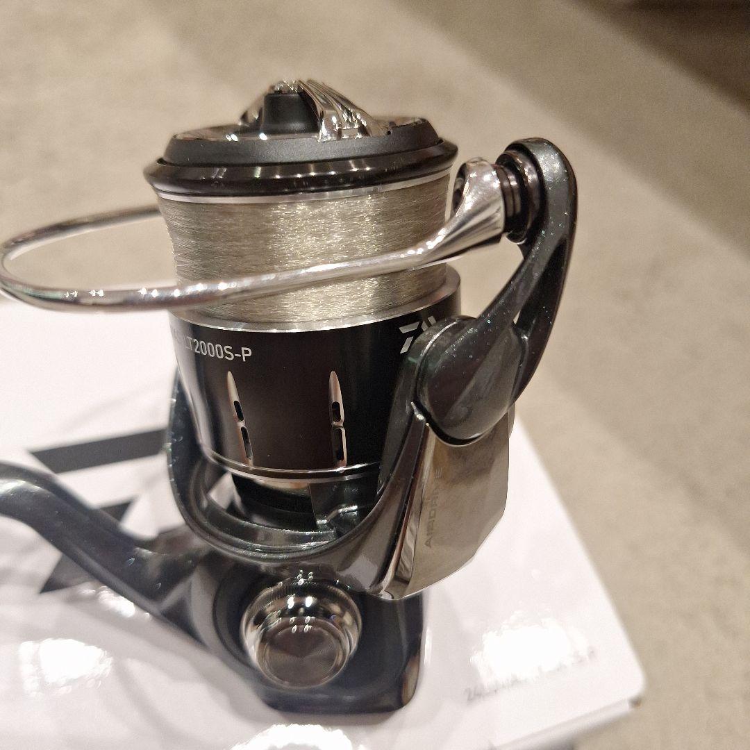 美品　24 LUVIAS LT2000S-P スピニングリール　使用2回です。