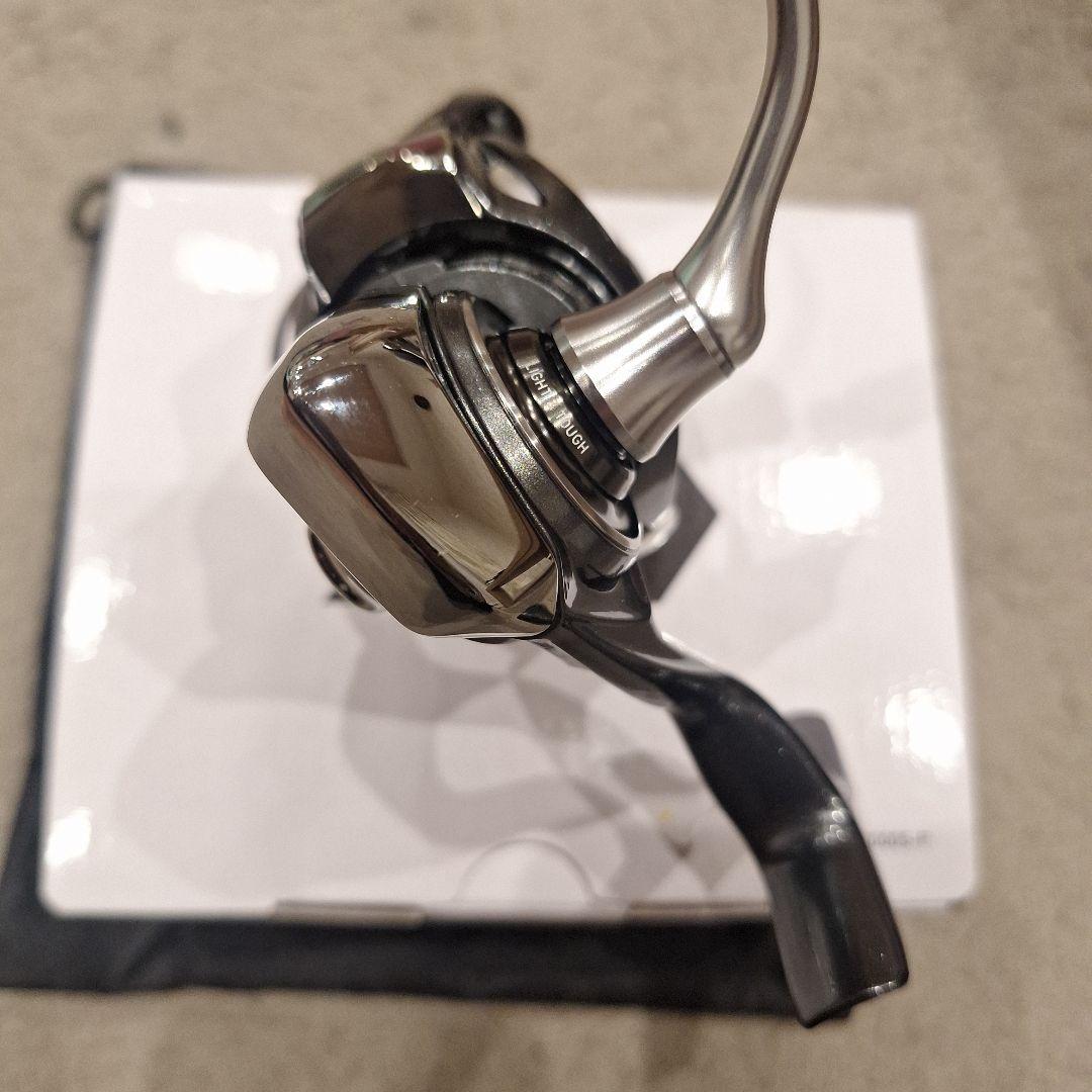 美品　24 LUVIAS LT2000S-P スピニングリール　使用2回です。