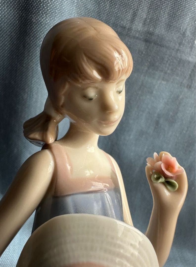 LLADRO リヤドロ／少女コートニィ　5648／フィギュリン