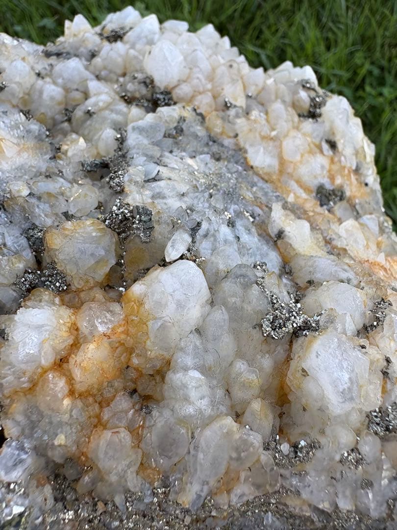 【匿名発送】4.5 kg ！ 国産水晶、パイライト共生クラスター
