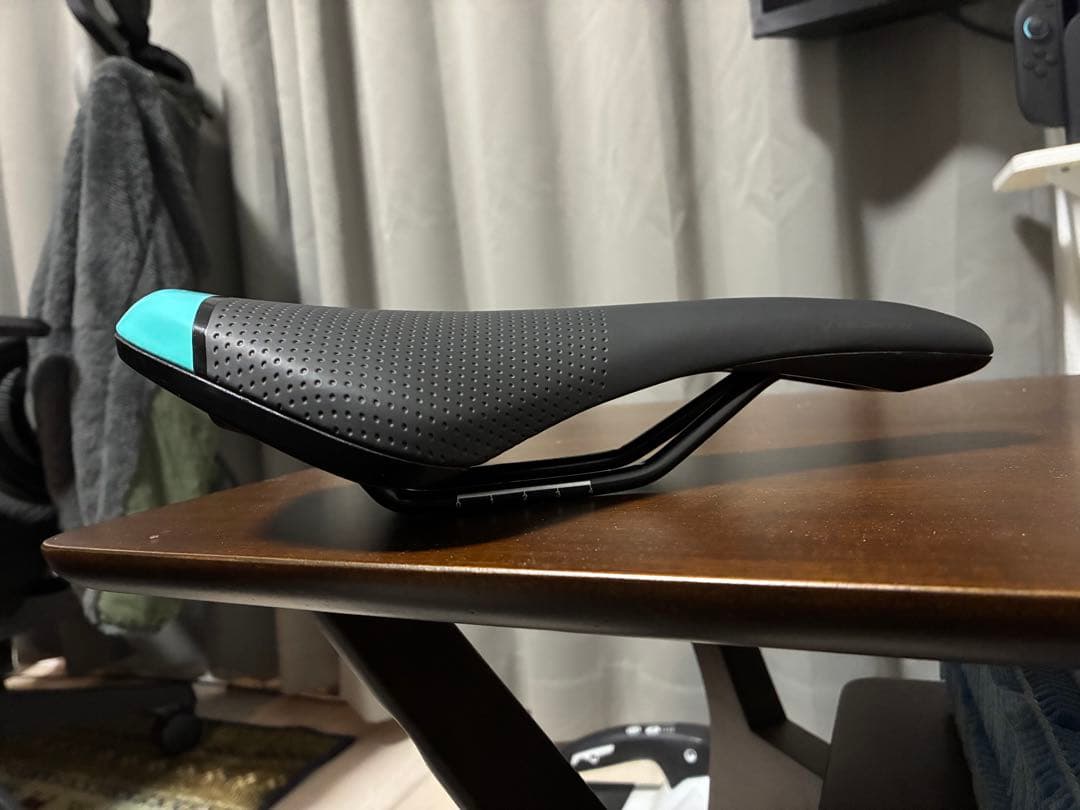 純正品　 bianchi サドル　エルゴノミック　velomann