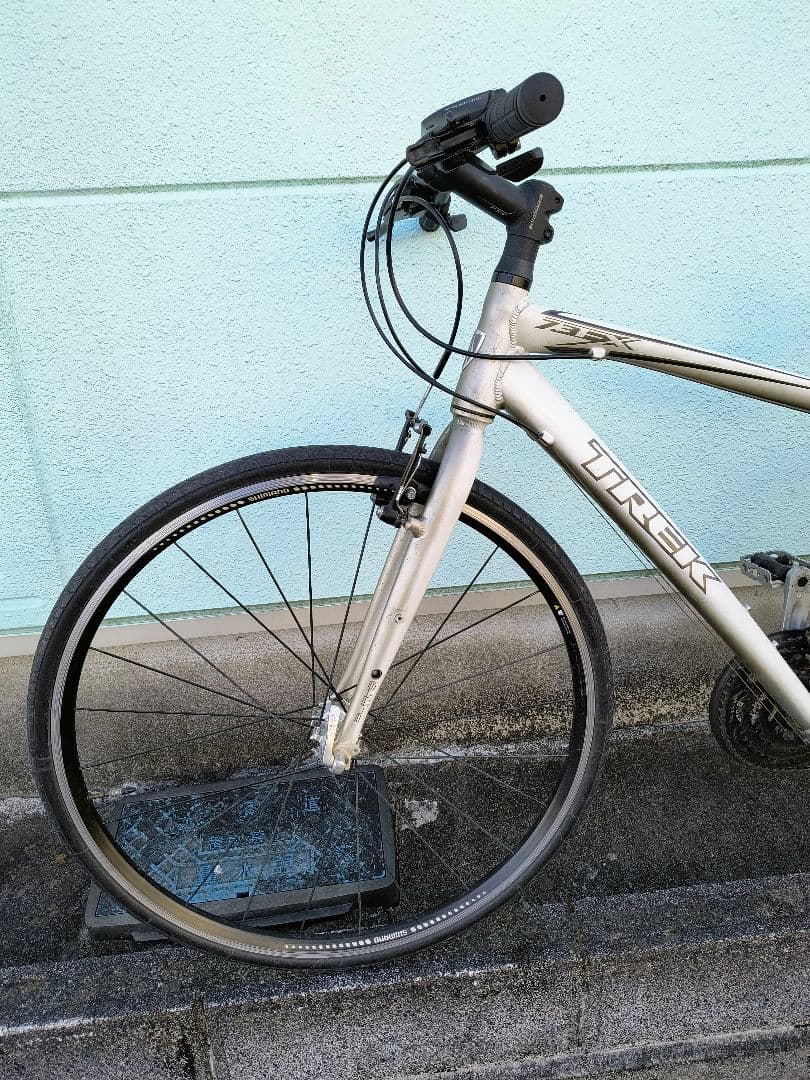 Trek7.3FXクロスバイク白700X28CサイズS位走る曲がる止まる問題無し