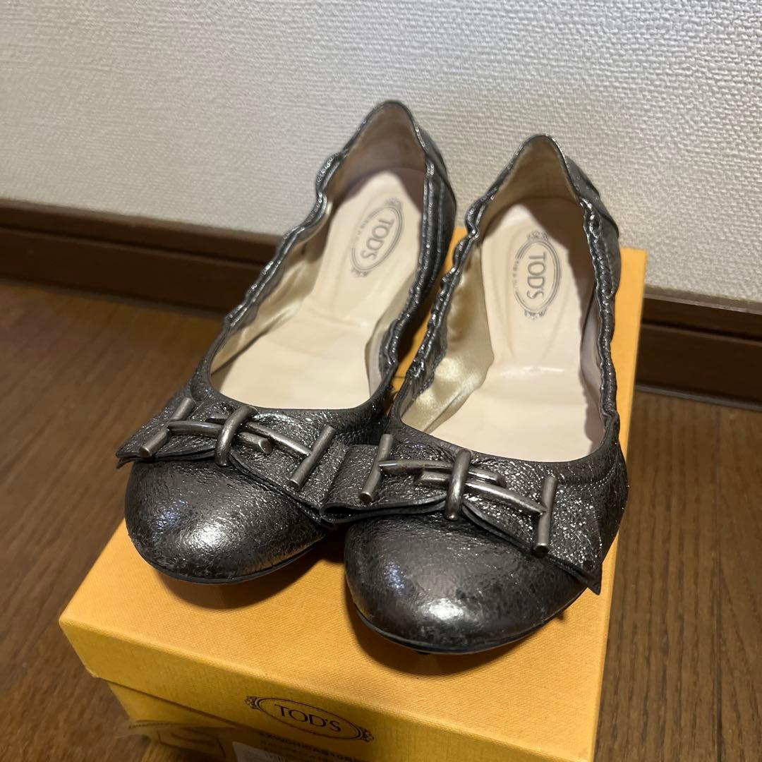 TOD'S メタリックグレー バレエシューズ