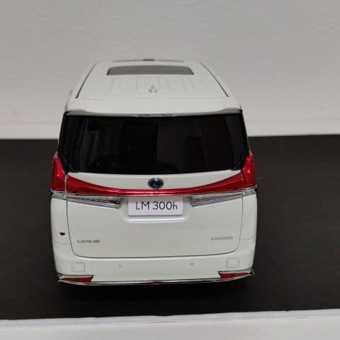 自動車 1/18 scale LEXUS LM 300h