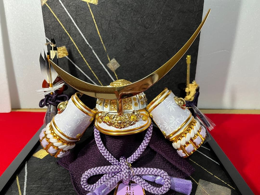 5号白鉢藤色中白の伊達政宗の兜　二曲黒麻和紙屏風