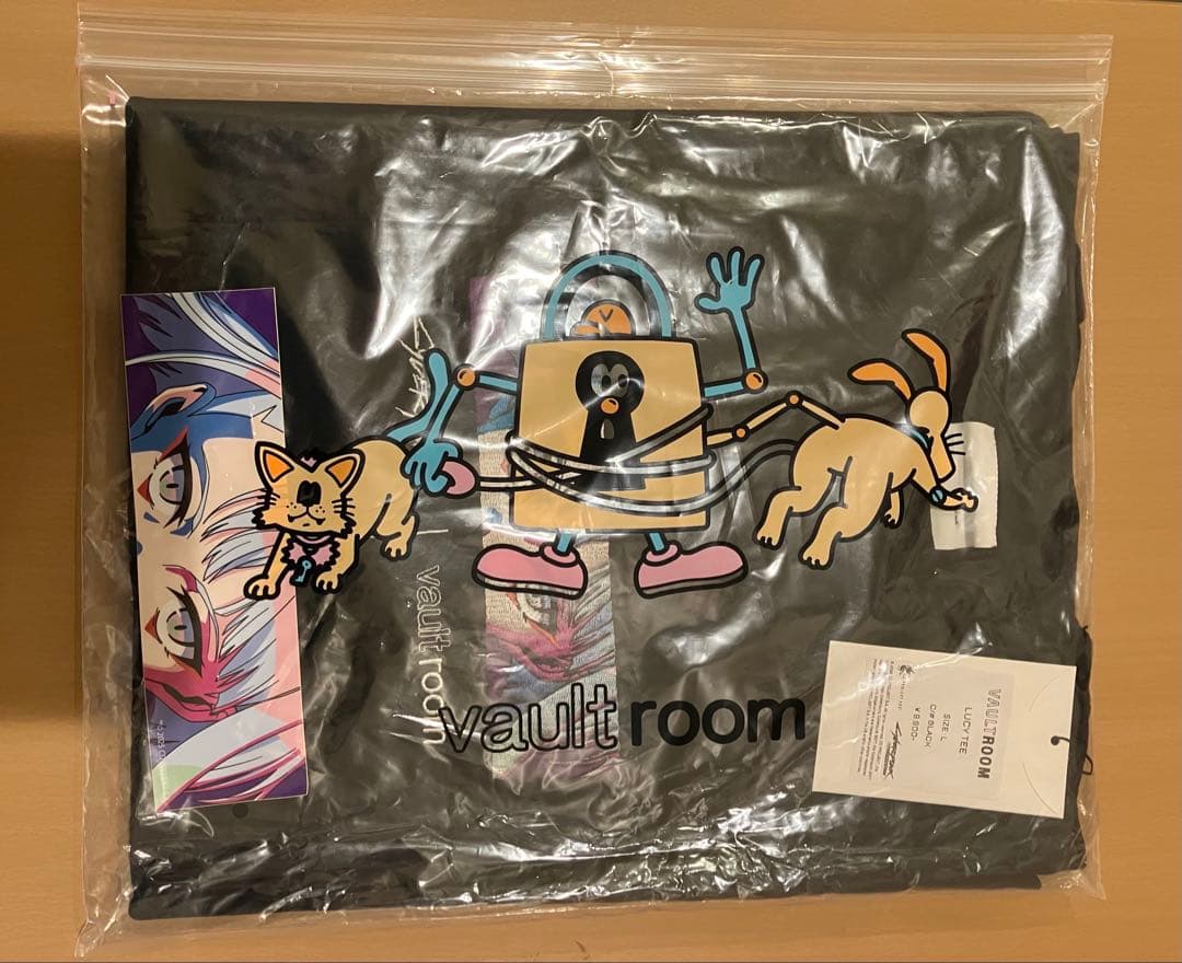 LUCY TEE BLACK vault room Cyberpunk Tシャツ