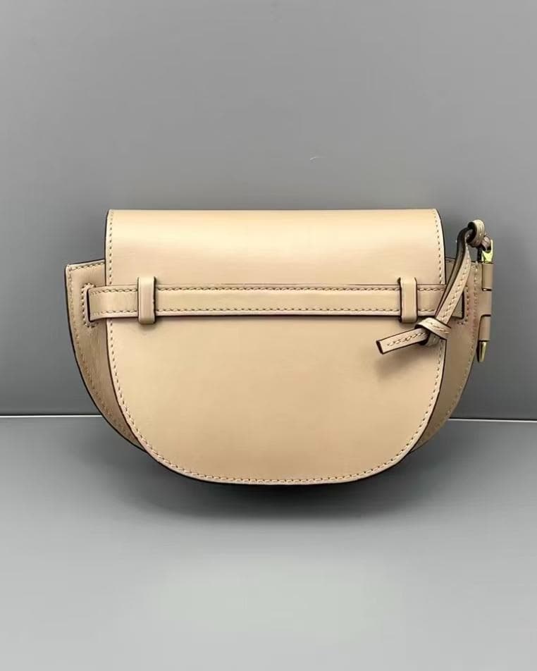 LOEWE ベージュ レザー クロスボディバッグ
