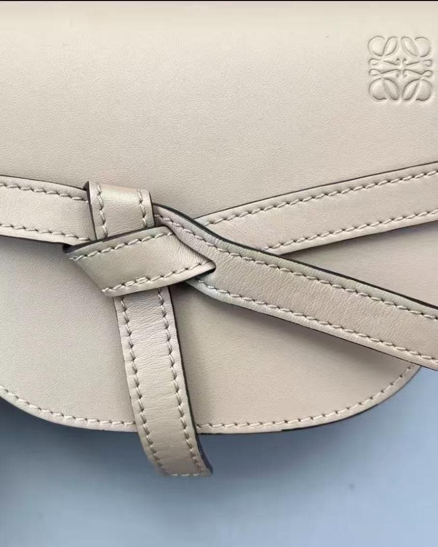 LOEWE ベージュ レザー クロスボディバッグ