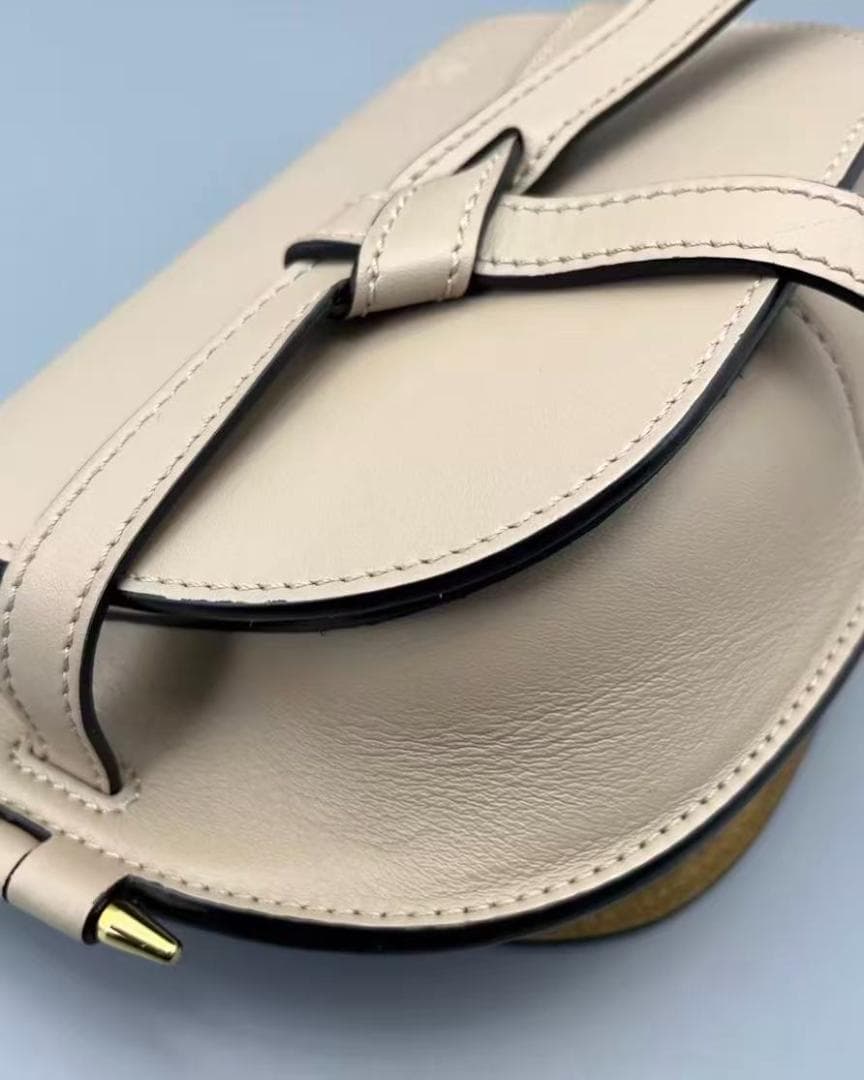 LOEWE ベージュ レザー クロスボディバッグ