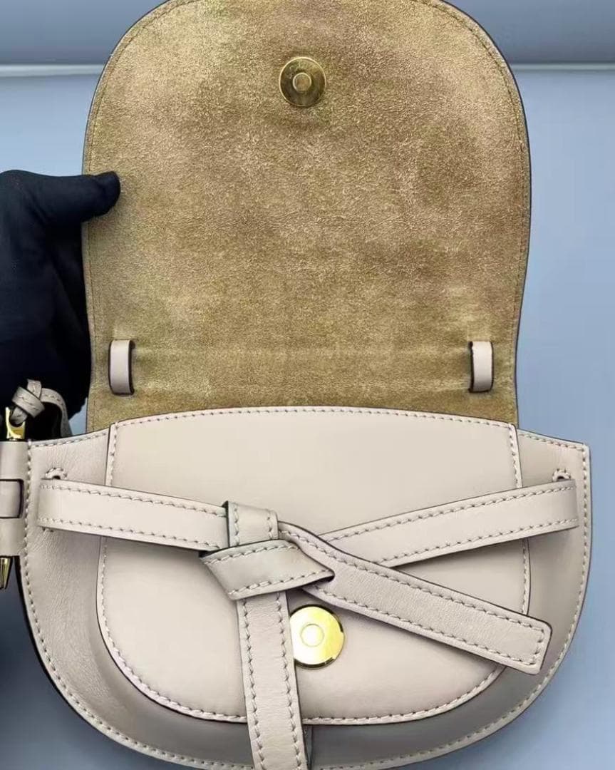 LOEWE ベージュ レザー クロスボディバッグ