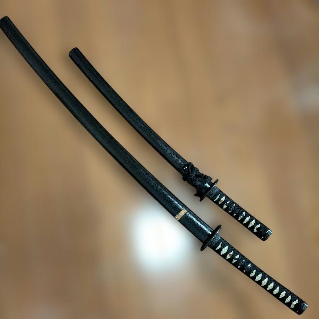 太刀+脇差 日本刀 黒梨地鞘 雲龍鍔 鮫肌 乱れ刃紋 模造刀武具